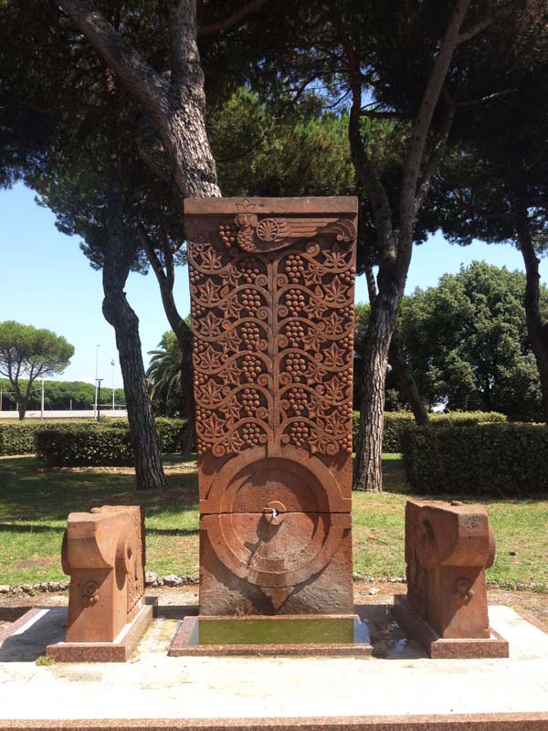 Памятник-родник  «Дружба Еревана и Каррары». 1964
